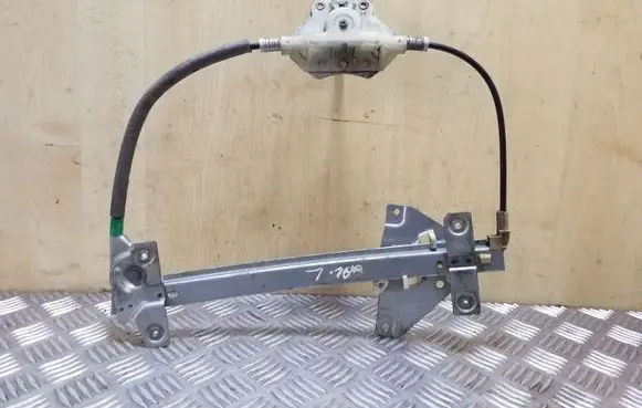 Rear door manual window regulator