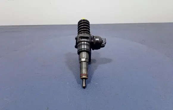 Volkswagen PASSAT B6 Fuel injector 038130073BQ