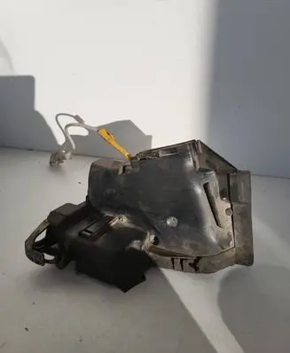 BMW 5 E39 Front door lock 8235095