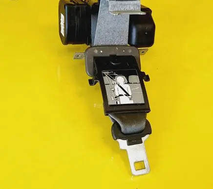 Middle seatbelt (rear)