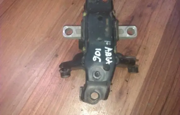 Engine mount bracket