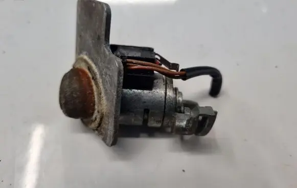 Skoda Superb B5 (3U) Tailgate exterior lock 3U0827573