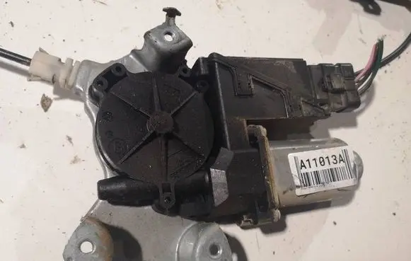 Nissan Pathfinder R51 Front door window regulator motor 400847d