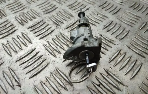 Volkswagen PASSAT B7 Front door lock (next to the handle) 