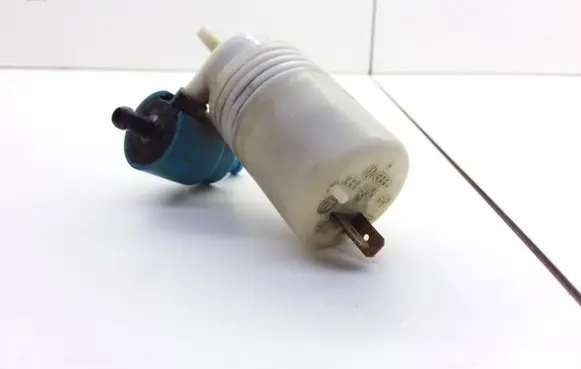 Volkswagen PASSAT B3 Windscreen/windshield washer pump 333955651