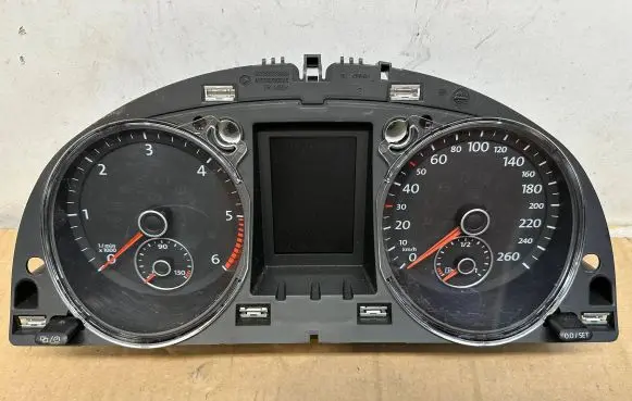 Volkswagen PASSAT B7 Speedometer (instrument cluster) 3AA920870P 8768C7690ZV