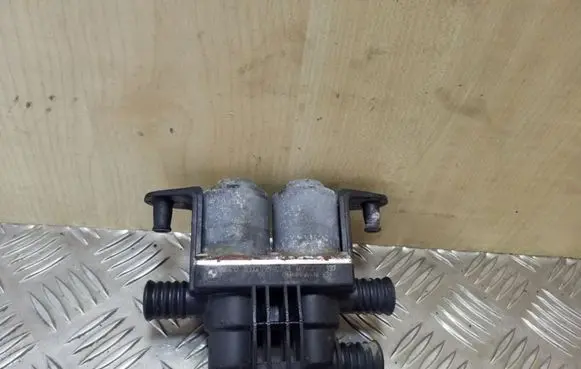 BMW 5 E39 Coolant heater control valve 6412837499502