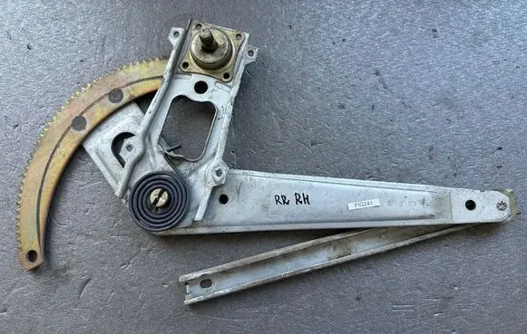 Nissan Patrol Y60 Rear window lifting mechanism without motor 8270026J00