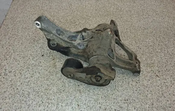 BMW 1 F20 F21 Engine mounting bracket 67871110