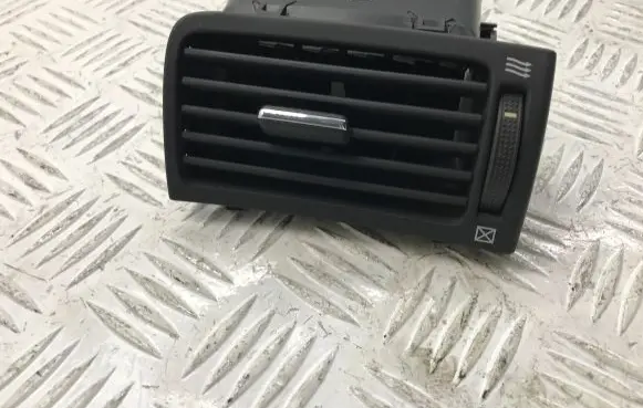 Toyota Avensis T250 Dashboard side air vent grill/cover trim 5566005090