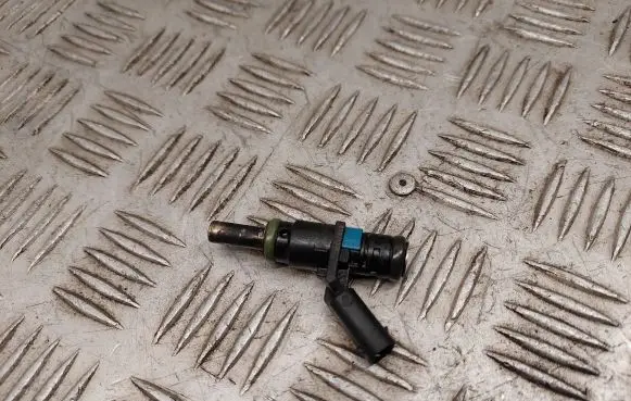 Audi Q7 4M Fuel injector 06E906031