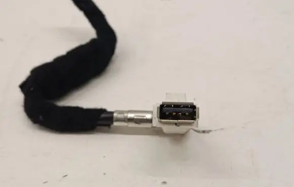 BMW 5 G30 G31 G38 USB socket connector 9247713
