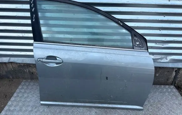 Toyota Avensis T250 Front door