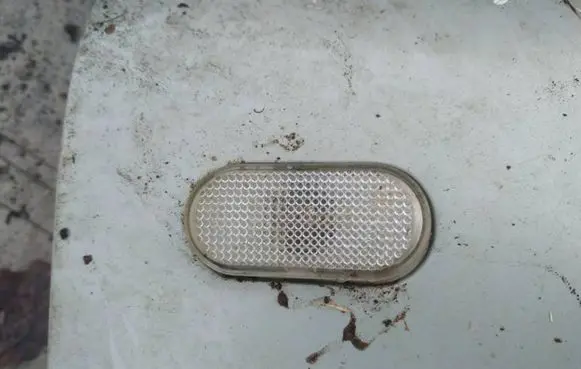 Front fender indicator light