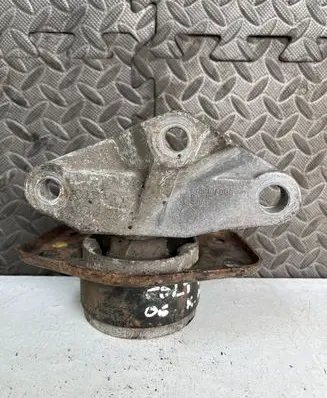 Mitsubishi Colt Engine mount bracket 2910A006 MR961612 MR961614
