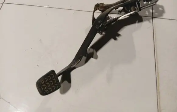 Toyota Avensis T250 Brake pedal