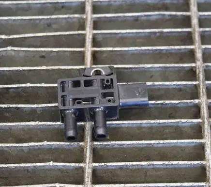 BMW M4 F82 F83 Exhaust gas pressure sensor 8098309 5380