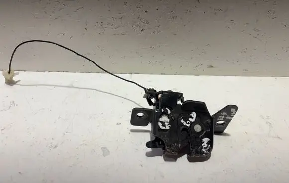 Mazda 626 Tailgate lock latch