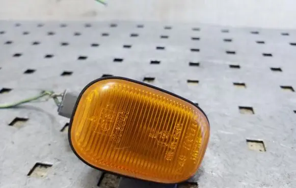 Toyota RAV 4 (XA20) Front fender indicator light E13013047