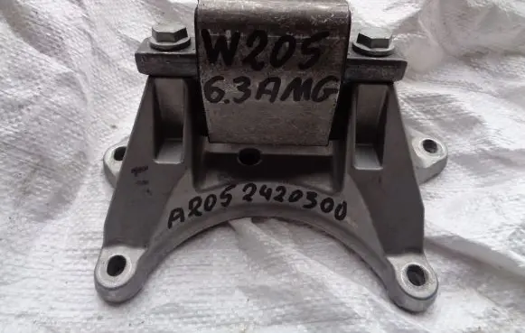 Mercedes-Benz C AMG W205 Engine mount bracket A2052420300