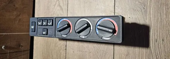 BMW 7 E32 Climate control unit 64111388029
