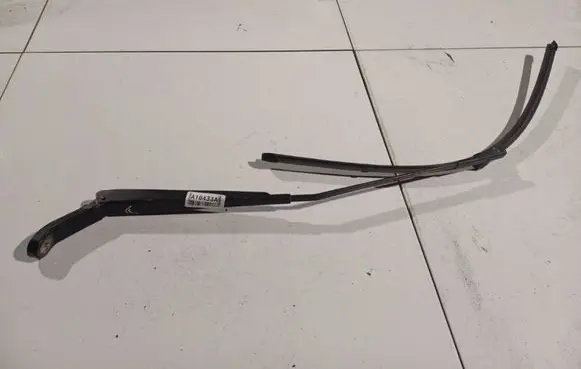 Peugeot 407 Front wiper blade arm