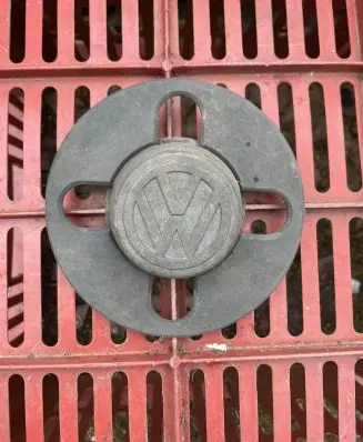 Volkswagen Golf I Original wheel cap 871601171