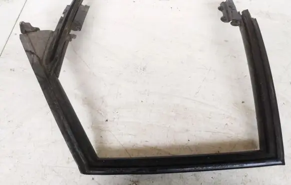 Audi 80 90 B3 Rear door window/glass frame 