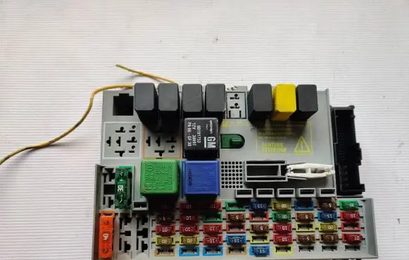 Opel Zafira A Fuse box set 24412497 24431677