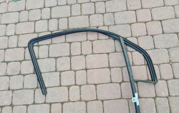 Opel Mokka Front door rubber seal 95378587