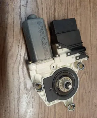 Volkswagen Golf IV Rear door window regulator motor 101429202 17106415 1J4959811C