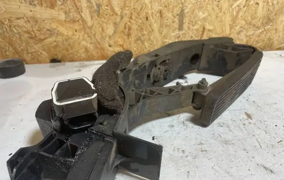 Mercedes-Benz E W211 Accelerator throttle pedal A2113000904