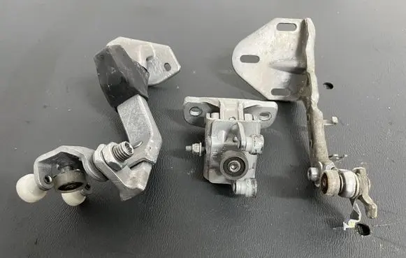 Iveco Daily 6th gen Roller guide/hinge set 