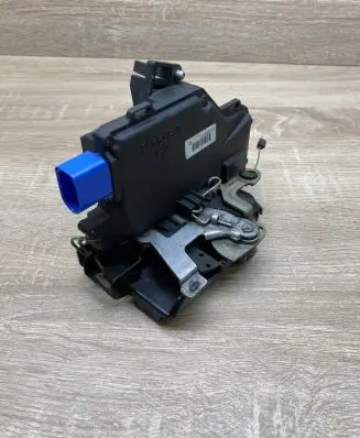 Volkswagen Golf V Rear door lock 7L0839015