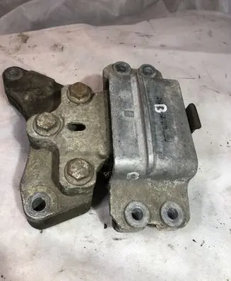 Volkswagen PASSAT B6 Engine mount bracket 3C0199555