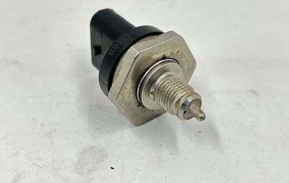 Mercedes-Benz CLS C218 X218 Fuel pressure sensor A2781530028 A2781530728 A2789050100