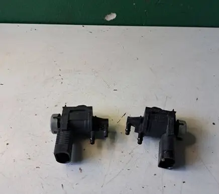 Volkswagen Touareg I Turbo solenoid valve 1J0906283C