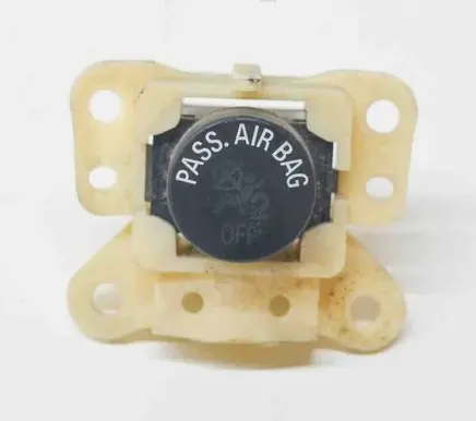 Mitsubishi L200 Passenger airbag on/off switch 8HI8