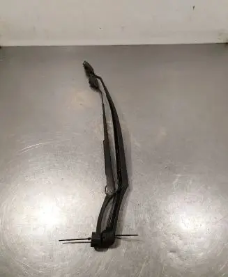 Hyundai i30 Front wiper blade arm 420011234