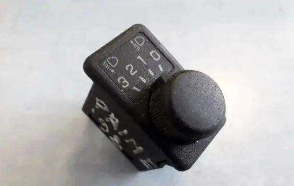 Nissan Primera Headlight level height control switch
