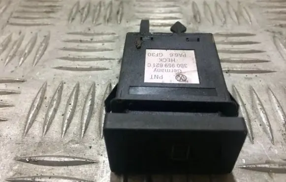 Volkswagen PASSAT B5 Windscreen/window heater switch 3B0959621C