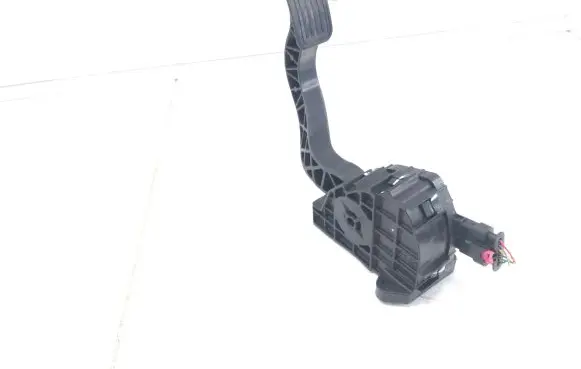 Tesla Model 3 Accelerator throttle pedal 1020360