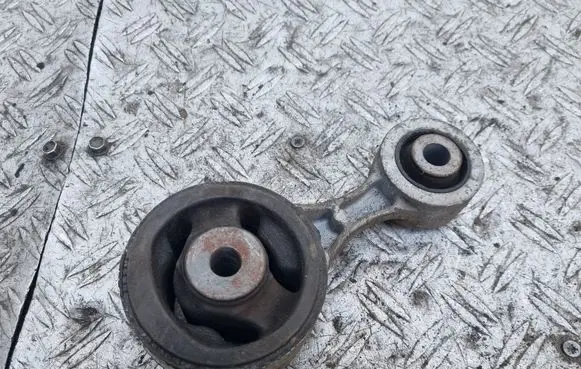 Honda Civic Engine mount bracket 16004