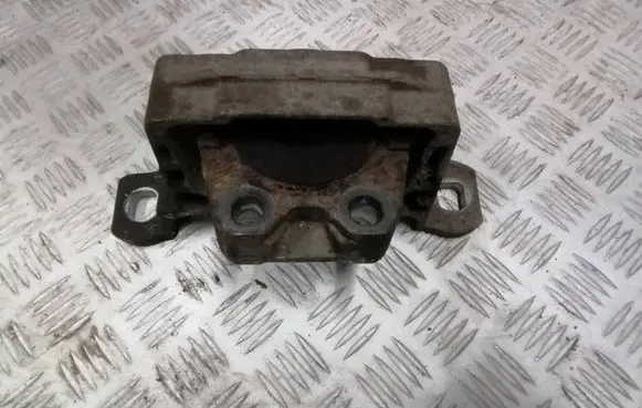 Ford Focus Engine mounting bracket 