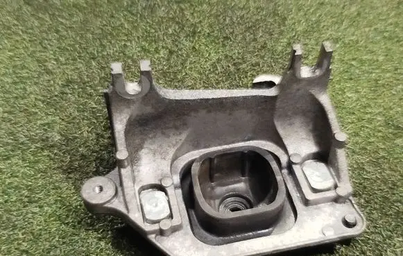 Opel Vivaro Gearbox mounting bracket 112228161R
