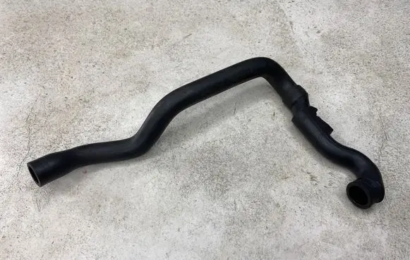 Volvo V70 Breather hose/pipe 8670008