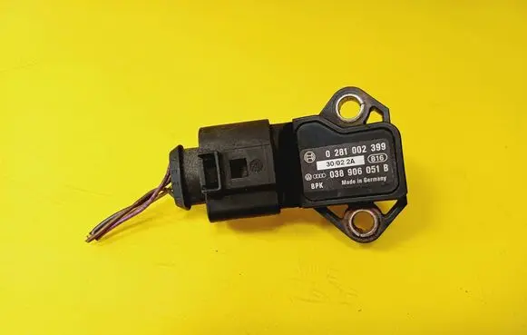 Volkswagen Touran I Air pressure sensor 038906051B 0281002399