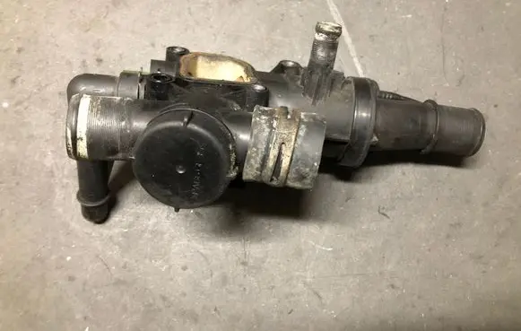 Ford Focus Thermostat/thermostat housing 9656182980