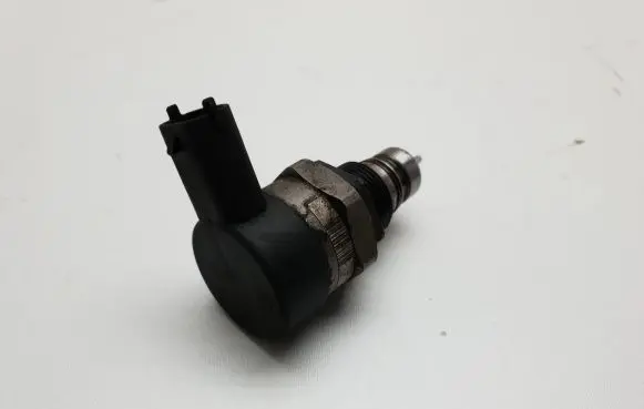 Volvo XC90 Fuel pressure regulator 0281002712 30777576 92423445