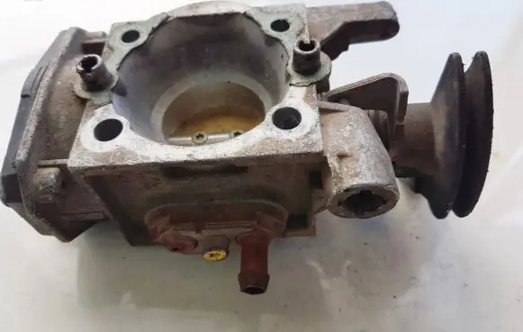 Volkswagen Golf III Throttle valve 0438201509